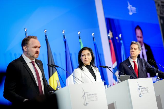 26 January 2026, Hamburg: (L-R) Dan Jorgensen, Commissioner for Energy and Housing of the European Union, Katherina Reiche, German Minister for Economic Affairs and Energy, and Ed Miliband, Minister for Energy Security and NetZero of the United Kingdom, give a press conference at the summit of the North Sea states in Hamburg. The meeting of heads of government and energy ministers will focus on the expansion of offshore wind farms and other projects in the energy sector. Photo: Kay Nietfeld/dpa