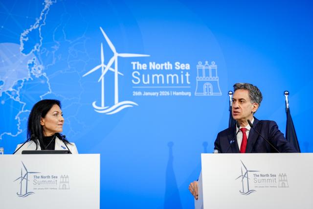 26 January 2026, Hamburg: Katherina Reiche, German Minister for Economic Affairs and Energy, and Ed Miliband, Minister for Energy Security and NetZero of the UK, give a press conference at the summit of the North Sea states in Hamburg. The meeting of heads of government and energy ministers will focus on the expansion of offshore wind farms and other projects in the energy sector. Photo: Kay Nietfeld/dpa