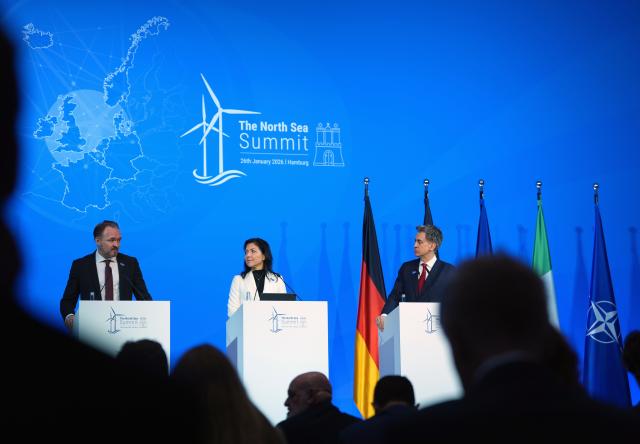 26 January 2026, Hamburg: Dan Jorgensen, Commissioner for Energy and Housing of the European Union, Katherina Reiche, German Minister for Economic Affairs and Energy, and Ed Miliband, Minister for Energy Security and NetZero of the United Kingdom, give a press conference at the summit of the North Sea states in Hamburg. The meeting of heads of government and energy ministers will focus on the expansion of offshore wind farms and other projects in the energy sector. Photo: Marcus Brandt/dpa