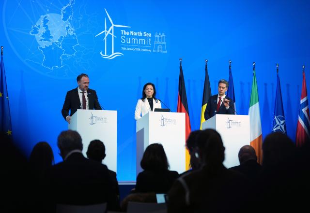 26 January 2026, Hamburg: Dan Jorgensen, Commissioner for Energy and Housing of the European Union, Katherina Reiche, German Minister for Economic Affairs and Energy, and Ed Miliband, Minister for Energy Security and NetZero of the United Kingdom, give a press conference at the summit of the North Sea states in Hamburg. The meeting of heads of government and energy ministers will focus on the expansion of offshore wind farms and other projects in the energy sector. Photo: Marcus Brandt/dpa
