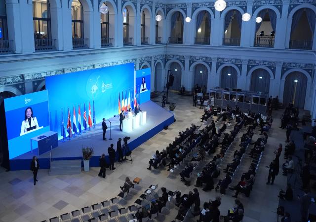 26 January 2026, Hamburg: Dan Jorgensen, Commissioner for Energy and Housing of the European Union, Katherina Reiche, German Minister for Economic Affairs and Energy, and Ed Miliband, Minister for Energy Security and NetZero of the United Kingdom, give a press conference at the summit of the North Sea states in Hamburg. The meeting of heads of government and energy ministers will focus on the expansion of offshore wind farms and other projects in the energy sector. Photo: Marcus Brandt/dpa