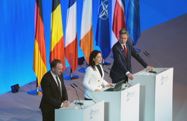 26 January 2026, Hamburg: Dan Jorgensen, Commissioner for Energy and Housing of the European Union, Katherina Reiche, German Minister for Economic Affairs and Energy, and Ed Miliband, Minister for Energy Security and NetZero of the United Kingdom, give a press conference at the summit of the North Sea states in Hamburg. The meeting of heads of government and energy ministers will focus on the expansion of offshore wind farms and other projects in the energy sector. Photo: Marcus Brandt/dpa