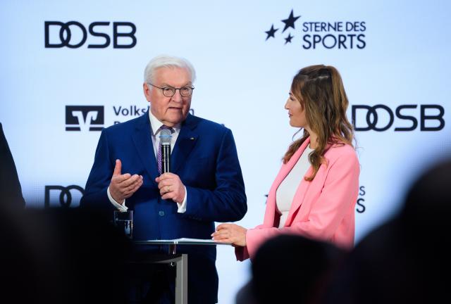 26 January 2026, Berlin: German President Frank-Walter Steinmeier speaks with presenter Denise Schindler (R) at the "Stars of Sport" gold award ceremony. The "Stars of Sport" club competition is an initiative of the German Olympic Sports Confederation (DOSB) and the Volksbanken Raiffeisenbanken in Germany. It recognizes sports clubs that demonstrate social commitment through their voluntary work above and beyond their sports activities. Photo: Bernd von Jutrczenka/dpa