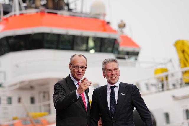 26 January 2026, Hamburg: German Chancellor Friedrich Merz welcomes Dick Schoof, Prime Minister of the Netherlands, to the summit of the North Sea states in Hamburg. The meeting of heads of government and energy ministers will focus on the expansion of offshore wind farms and other projects in the energy sector. Photo: Kay Nietfeld/dpa