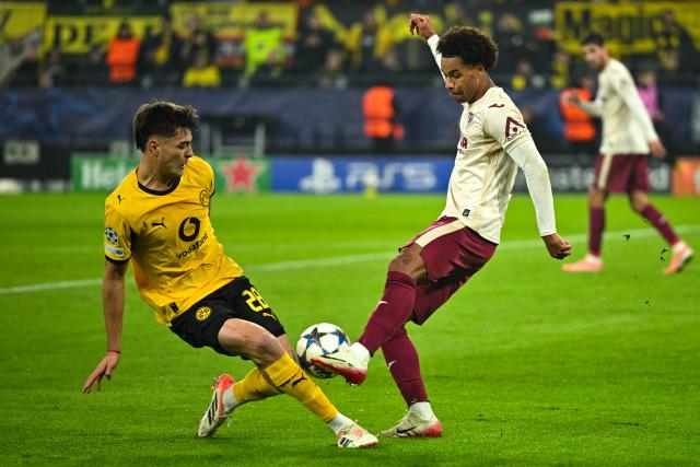 FILED - 25 November 2025, North Rhine-Westphalia, Dortmund: Borussia Dortmund's Aaron Anselmino (L) and Villarreal's Renato Veiga battle for the ball during the UEFA Champions League soccer match between Borussia Dortmund and FC Villarreal at Signal Iduna Park. Anselmino is returning to parent club Chelsea after only six months on loan at Borussia Dortmund, the Bundesliga club said in a statement on Monday. Photo: Bernd Thissen/dpa