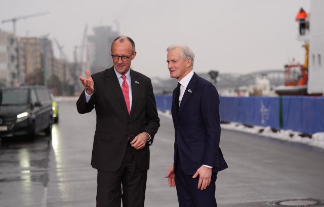 26 January 2026, Hamburg: German Chancellor Friedrich Merz welcomes welcomes Jonas Gahr Store, Prime Minister of Norway, to the summit of the North Sea states in Hamburg. The meeting of heads of government and energy ministers will focus on the expansion of offshore wind farms and other projects in the energy sector. Photo: Marcus Brandt/dpa
