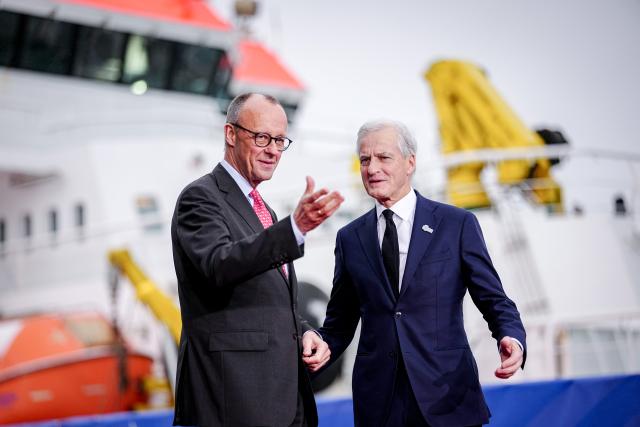 26 January 2026, Hamburg: German Chancellor Friedrich Merz welcomes welcomes Jonas Gahr Store, Prime Minister of Norway, to the summit of the North Sea states in Hamburg. The meeting of heads of government and energy ministers will focus on the expansion of offshore wind farms and other projects in the energy sector. Photo: Kay Nietfeld/dpa