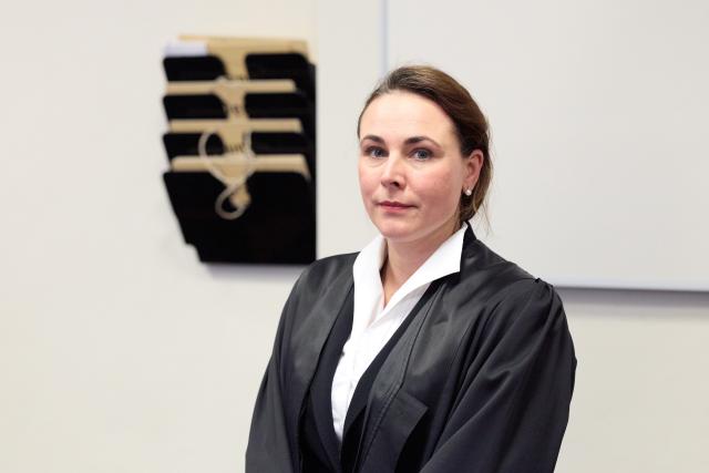 26 January 2026, Hamburg: Lawyer Katharina Gieseking, defending the accused S., stands in the courtroom before the verdict is announced. Following the knife attack at Hamburg Central Station on 23 May 2025, the defendant is charged with multiple counts of attempted manslaughter and multiple counts of grievous bodily harm. Photo: Georg Wendt/dpa