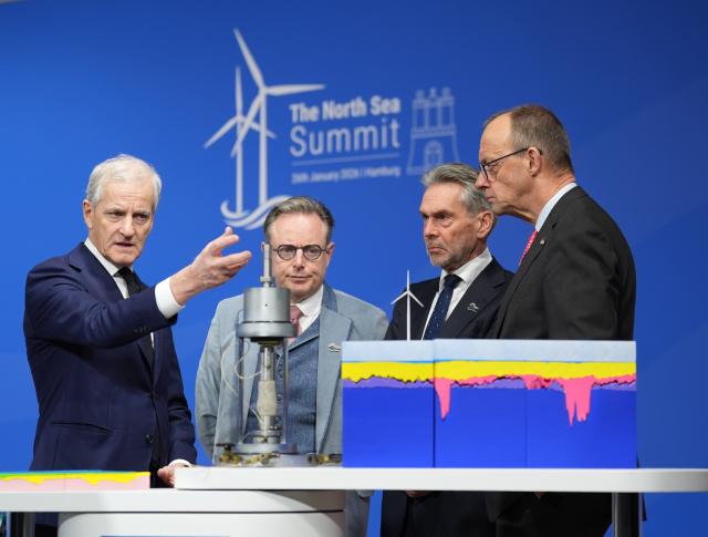 26 January 2026, Hamburg: (R-L) German Chancellor Friedrich Merz stands with Dick Schoof, Prime Minister of the Netherlands, Bart De Wever, Prime Minister of Belgium, and Jonas Gahr Store, Prime Minister of Norway, at an exhibition of the Federal Maritime and Hydrographic Agency (BSH) on the Baakenhoeft Cruise Center  on the sidelines of the summit of the North Sea states in Hamburg. Photo: Marcus Brandt/dpa