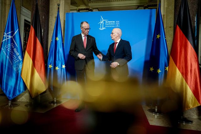 26 January 2026, Hamburg: Peter Tschentscher, First Mayor of Hamburg, welcomes German Chancelor Friedrich Merz to the sidelines of the summit of the North Sea states in Hamburg. Photo: Kay Nietfeld/dpa
