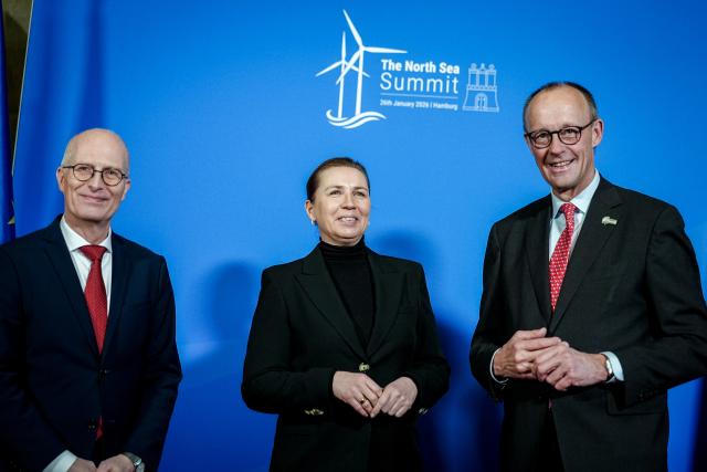 26 January 2026, Hamburg: Peter Tschentscher (L), First Mayor of Hamburg, and German Chancellor Friedrich Merz (R) receives Mette Frederiksen, Prime Minister of Denmark, at the summit of the North Sea states in Hamburg. Photo: Kay Nietfeld/dpa