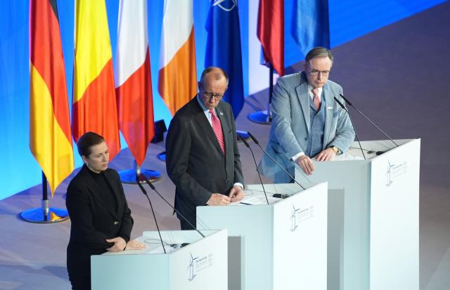 25 January 2026, Hamburg: (L-R) Mette Frederiksen, Prime Minister of Denmark, German Chancellor Friedrich Merz, and Bart De Wever, Prime Minister of Belgium, hold a press conference at the summit of the North Sea states in Hamburg. Photo: Marcus Brandt/dpa