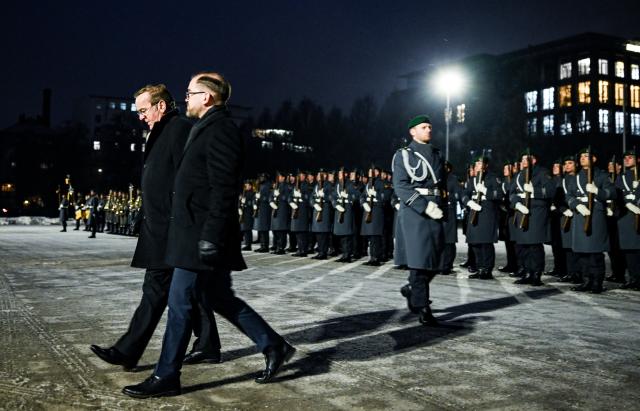 26 January 2026, Berlin: Boris Pistorius (L), Germany's Defence Minister, welcomes his Lithuanian counterpart Robertas Kaunas with military honours. Photo: Britta Pedersen/dpa