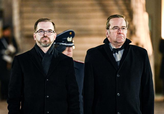 26 January 2026, Berlin: Boris Pistorius (R), Germany's Defence Minister, welcomes his Lithuanian counterpart Robertas Kaunas with military honours. Photo: Britta Pedersen/dpa