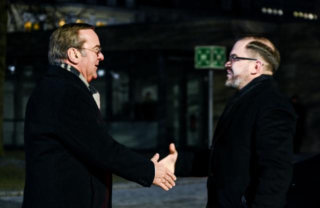 26 January 2026, Berlin: Boris Pistorius (L), Germany's Defence Minister, welcomes his Lithuanian counterpart Robertas Kaunas with military honours. Photo: Britta Pedersen/dpa