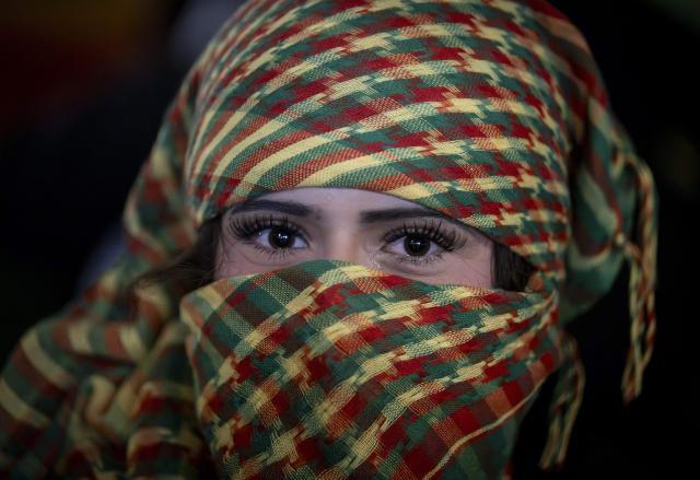 26 January 2026, Hesse, Frankfurt/Main: A Kurdish woman protests against the Syrian government and the Turkish government during a demonstration in the city center. Photo: Boris Roessler/dpa