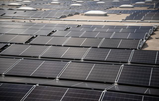 FILED - 18 September 2023, North Rhine-Westphalia, Marl: A view of solar panels on the roof of a Metro logistics center. Photo: Bernd Thissen/dpa