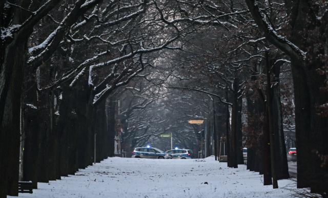 FILED - 07 January 2026, Berlin: Police emergency vehicles are parked at an intersection in Zehlendorf. Photo: Britta Pedersen/dpa