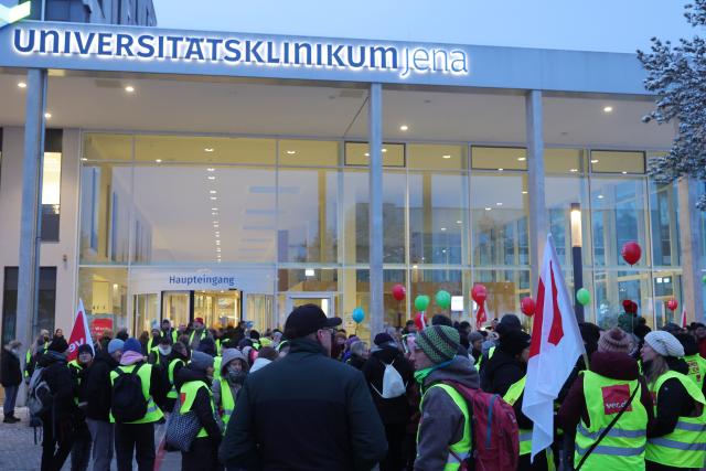 27 January 2026, Thuringia, Jena: University Hospital staff are taking part in a nationwide warning strike. According to the Verdi trade union, warning strikes are taking place at university hospitals across Germany today and tomorrow in the ongoing wage dispute between state employees and the federal states. 22 hospitals are taking part. Photo: Bodo Schackow/dpa