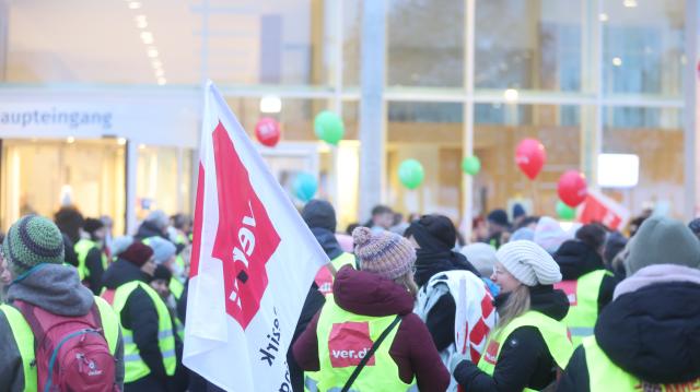 27 January 2026, Thuringia, Jena: Employees of the University Hospital are taking part in the nationwide warning strike. According to the trade union Verdi, there will be warning strikes at university hospitals throughout Germany today and tomorrow in the ongoing wage dispute between state employees and the federal states. 22 hospitals are involved. Photo: Bodo Schackow/dpa