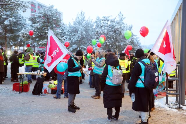 27 January 2026, Thuringia, Jena: University Hospital staff are taking part in a nationwide warning strike. According to the Verdi trade union, warning strikes are taking place at university hospitals across Germany today and tomorrow in the ongoing wage dispute between state employees and the federal states. 22 hospitals are taking part. Photo: Bodo Schackow/dpa