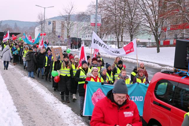 27 January 2026, Thuringia, Jena: Employees of the University Hospital are taking part in the nationwide warning strike. According to the trade union Verdi, there will be warning strikes at university hospitals throughout Germany today and tomorrow in the ongoing wage dispute between state employees and the federal states. 22 hospitals are involved. Photo: Bodo Schackow/dpa