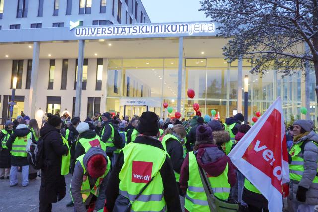 27 January 2026, Thuringia, Jena: University Hospital staff are taking part in a nationwide warning strike. According to the Verdi trade union, warning strikes are taking place at university hospitals across Germany today and tomorrow in the ongoing wage dispute between state employees and the federal states. 22 hospitals are taking part. Photo: Bodo Schackow/dpa