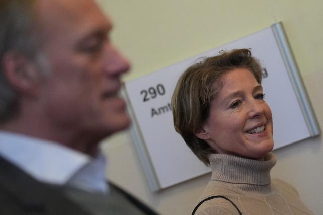 27 January 2026, Hamburg: Christina Block (R), German restaurateur and entrepreneur, and Gerhard Delling (L), former TV presenter and sports journalist, attend the trial for alleged child abduction at Hamburg District Court. On New Year's Eve 2023/24, two children of Block were taken from Denmark to Germany. The trial for the alleged abduction is taking place at Hamburg District Court, including against Block. Photo: Marcus Brandt/dpa