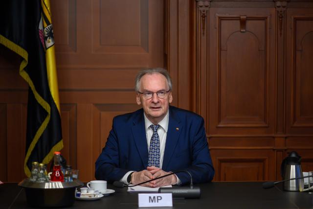 27 January 2026, Saxony-Anhalt, Magdeburg: Reiner Haseloff, Minister President of Saxony-Anhalt, opens his last cabinet meeting in the State Chancellery of Saxony-Anhalt. At midnight, the state premier intends to step down from his office and remain in office in an acting capacity until a new prime minister is elected. Photo: Klaus-Dietmar Gabbert/dpa