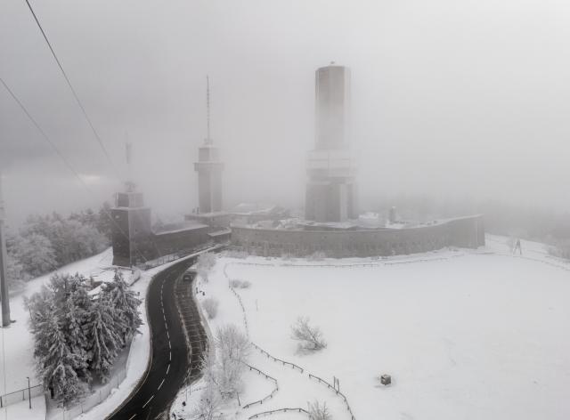 27 January 2026, Hesse, Schmitten: The characteristic towers on the Feldberg plateau are shrouded in clouds. The Feldberg plateau is cloudy with light snow or sleet and temperatures just below zero degrees Celsius. Photo: Andreas Arnold/dpa