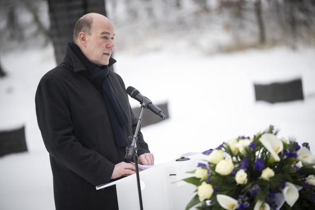 27 January 2026, Mecklenburg-Western Pomerania, Woebbelin: Olaf Steinberg, President of the Ludwigslust-Parchim district council speaks at the Woebbelin memorial site, on Remembrance Day of the victims of National Socialism. The day is titled "Remember, mourn, awaken". Photo: Philip Dulian/dpa