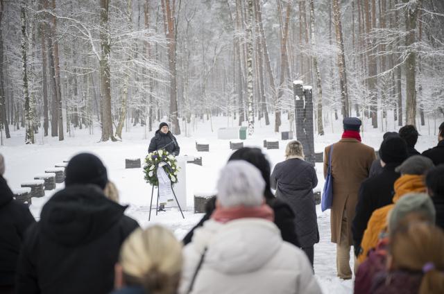 27 January 2026, Mecklenburg-Western Pomerania, Woebbelin: Stefan Sternberg, District Administrator of the Ludwigslust-Parchim district speaks at the Woebbelin memorial site, on Remembrance Day of the victims of National Socialism. The day is titled "Remember, mourn, awaken". Photo: Philip Dulian/dpa