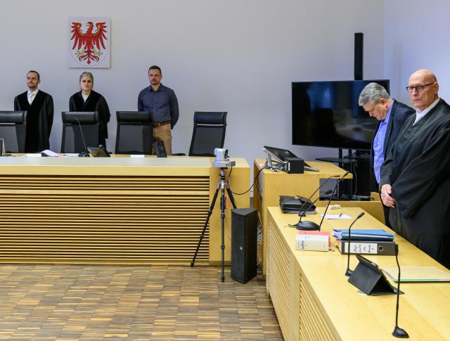 27 January 2026, Brandenburg, Frankfurt_Oder: Wilko Moeller (2nd R), Alternative for Germany (AfD) member of the state parliament and chairman of the AfD Frankfurt, stands next to his defense lawyer Hans-Christoph Jahr (R) at the beginning of the trial at the Frankfurt district court on charges of using publicly banned signs during the 2024 state election campaign. Photo: Patrick Pleul/dpa