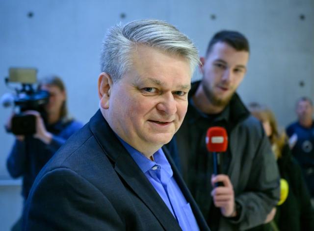 27 January 2026, Brandenburg, Frankfurt_Oder: Wilko Moeller (L), Alternative for Germany (AfD) member of the state parliament and chairman of the AfD Frankfurt, arrives for the trial at the Frankfurt district court on charges of using publicly banned signs during the 2024 state election campaign. Photo: Patrick Pleul/dpa