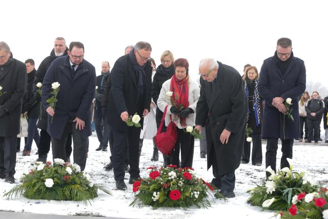 27 January 2026, Thuringia, Weimar: (L-R) Thadaeus Koenig, President of the Thuringian State Parliament, Mario Voigt, Prime Minister of Thuringia, Nova Wagman, partner of Naftali Fuerst and Naftali Fuerst, Buchenwald survivor, attend a wreath-laying ceremony on Holocaust memorial day at the former Buchenwald concentration camp. The Auschwitz concentration camp was liberated by Soviet troops on January 27, 1945. Photo: Bodo Schackow/dpa