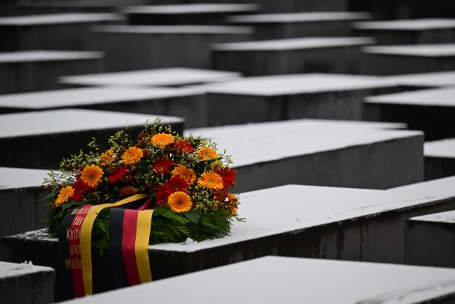 27 January 2026, Berlin: A wreath lies on a stele at the Memorial to the Murdered Jews of Europe on International Holocaust Memorial Day in Memory of the Victims. Photo: Sebastian Gollnow/dpa