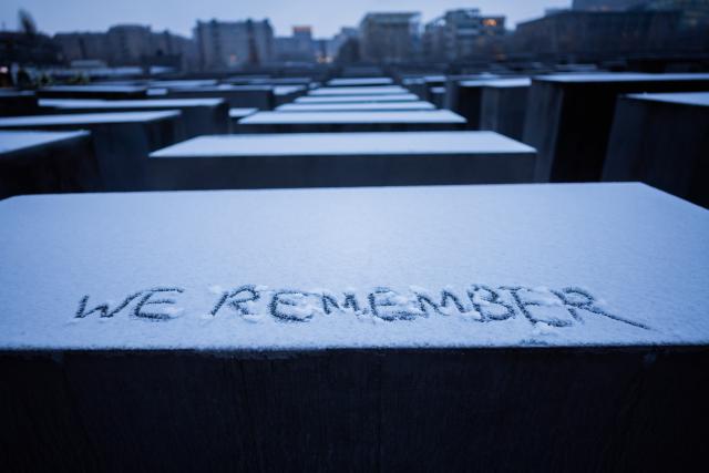 27 January 2026, Berlin: "we remember" is written in the snow on a stele at the Memorial to the Murdered Jews of Europe on International Holocaust Memorial in Memory of the Victims. Photo: Christoph Soeder/dpa