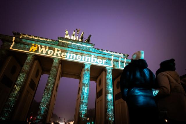 27 January 2026, Berlin: The hashtag "#WeRemember" is projected onto the Brandenburg Gate to mark the International Day of Commemoration in Memory of the Victims of the Holocaust. Photo: Christoph Soeder/dpa
