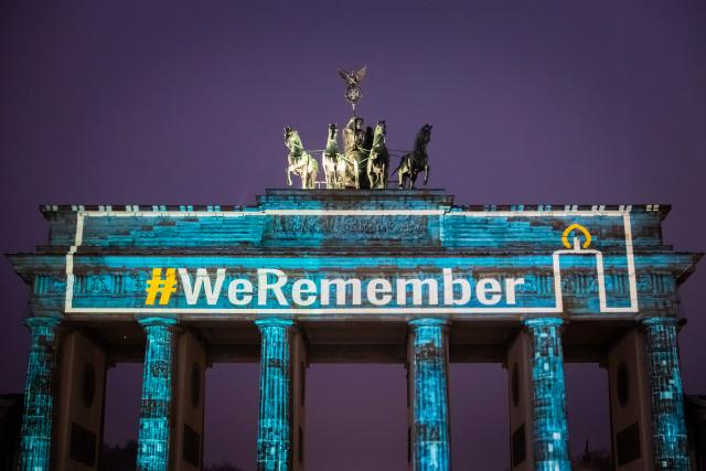 27 January 2026, Berlin: The hashtag "#WeRemember" is projected onto the Brandenburg Gate to mark the International Day of Commemoration in Memory of the Victims of the Holocaust. Photo: Christoph Soeder/dpa