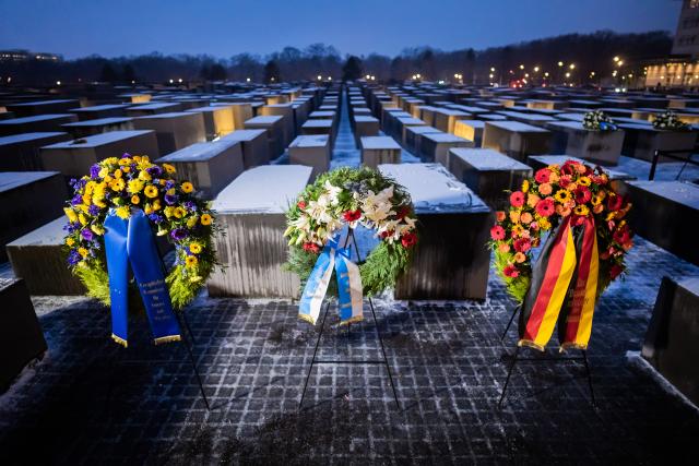 27 January 2026, Berlin: Wreaths of flowers are placed at the Memorial to the Murdered Jews of Europe to mark the International Day of Commemoration in Memory of the Victims of the Holocaust. Photo: Christoph Soeder/dpa