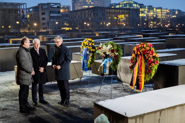27 January 2026, Berlin: (L-R) Alexander Dobrindt, German Minister of the Interior, Josef Schuster, President of the Central Council of Jews in Germany, and Magnus Brunner, Commissioner for Home Affairs and Migration of the European Union, take part in a commemoration and wreath-laying ceremony at the Memorial to the Murdered Jews of Europe to mark the International Day of Commemoration in Memory of the Victims of the Holocaust. Photo: Christoph Soeder/dpa