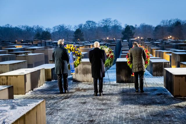 27 January 2026, Berlin: (R-L) Alexander Dobrindt, German Minister of the Interior, Josef Schuster, President of the Central Council of Jews in Germany, and Magnus Brunner, Commissioner for Home Affairs and Migration of the European Union, take part in a commemoration and wreath-laying ceremony at the Memorial to the Murdered Jews of Europe to mark the International Day of Commemoration in Memory of the Victims of the Holocaust. Photo: Christoph Soeder/dpa