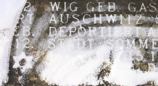 FILED - 27 January 2026, Lower Saxony, Hanover: Snow lies on the lettering "Auschwitz" and "deported" on the Holocaust memorial on Opernplatz. Photo: Julian Stratenschulte/dpa