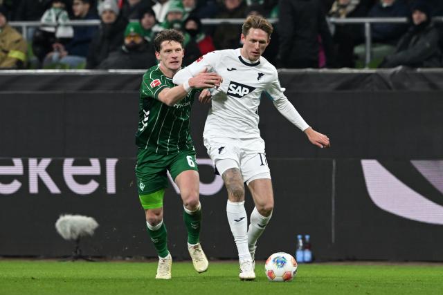 27 January 2026, Bremen: Bremen's Jens Stage (L) and Hoffenheim's Wouter Burger battle for the ball during the German Bundesliga soccer match between Werder Bremen and TSG 1899 Hoffenheim at the Weserstadion. Photo: Carmen Jaspersen/dpa
