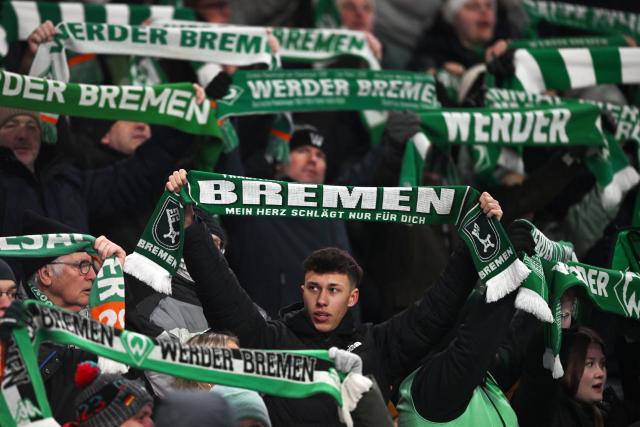 27 January 2026, Bremen: Bremen fans hold up fan scarves before the German Bundesliga soccer match between Werder Bremen and TSG 1899 Hoffenheim at the Weserstadion. Photo: Carmen Jaspersen/dpa
