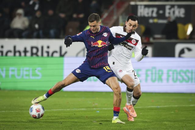 27 January 2026, Hamburg: Leipzig's Christoph Baumgartner and Pauli's Manolis Saliakas battle for the ball during the German Bundesliga soccer match between FC St. Pauli and RB Leipzig at the Millerntor-Stadion. Photo: Christian Charisius/dpa - IMPORTANT NOTICE: DFL and DFB regulations prohibit any use of photographs as image sequences and/or quasi-video.