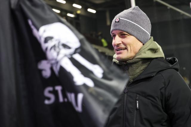 27 January 2026, Hamburg: St. Pauli coach Alexander Blessin is pictured before the German Bundesliga soccer match between FC St. Pauli and RB Leipzig at the Millerntor-Stadion. Photo: Christian Charisius/dpa - IMPORTANT NOTICE: DFL and DFB regulations prohibit any use of photographs as image sequences and/or quasi-video.