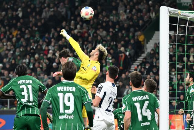 27 January 2026, Bremen: Bremen goalkeeper Mio Backhaus saves a shot during during the German Bundesliga soccer match between Werder Bremen and TSG 1899 Hoffenheim at the Weserstadion. Photo: Carmen Jaspersen/dpa