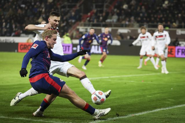 27 January 2026, Bremen: Leipzig's Xaver Schlager (L) and Pauli's Karol Mets battle for the ball during the German Bundesliga soccer match between Werder Bremen and TSG 1899 Hoffenheim at the Weserstadion. Photo: Christian Charisius/dpa