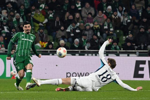 27 January 2026, Bremen: Bremen's Cameron Puertas and Hoffenheim's Wouter Burger battle for the ball during the German Bundesliga soccer match between Werder Bremen and TSG 1899 Hoffenheim at the Weserstadion. Photo: Carmen Jaspersen/dpa